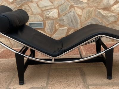 Design Liege mit Beistelltisch