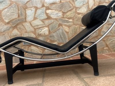 Design Liege mit Beistelltisch