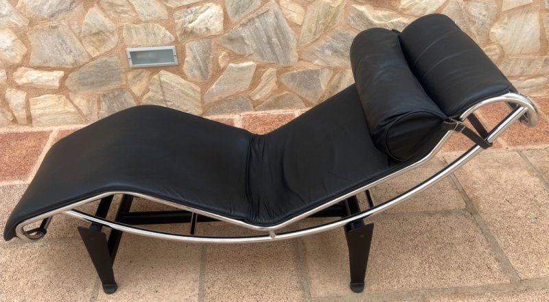 Design Liege mit Beistelltisch