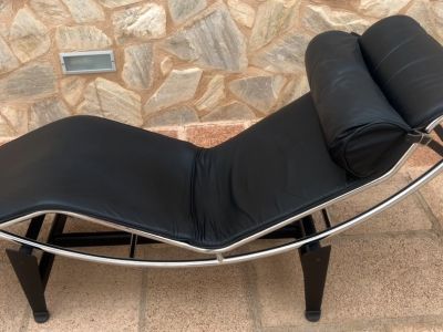 Design Liege mit Beistelltisch