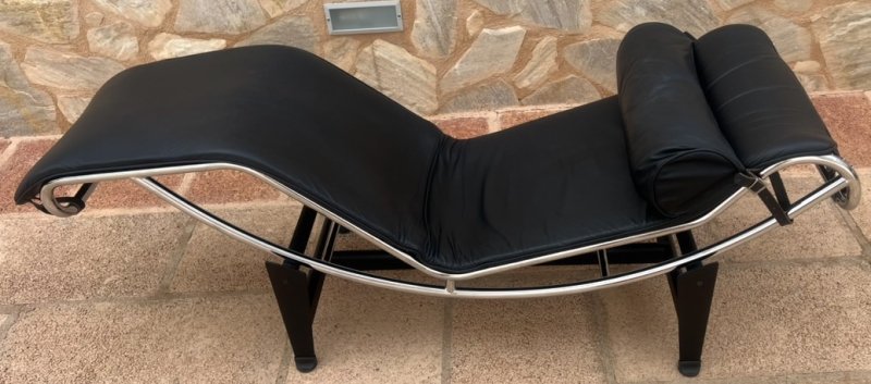 Design Liege mit Beistelltisch