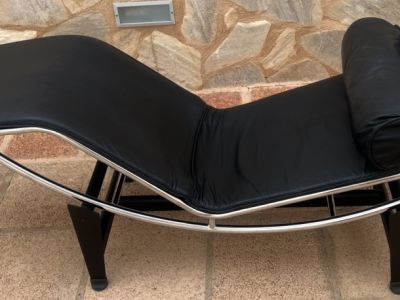 Design Liege mit Beistelltisch