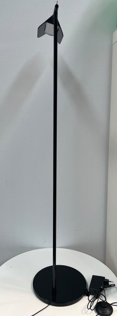 Lámpara de pie de diseño Tab F LED Floor Lamp de FLOS Italia