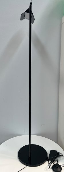 Lámpara de pie de diseño Tab F LED Floor Lamp de FLOS Italia