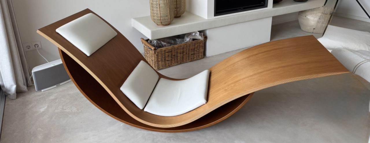 Designerliege aus Echtholz