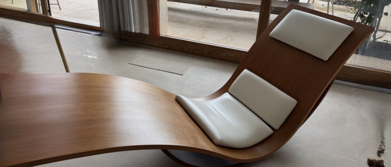 Tumbona de diseño en madera maciza