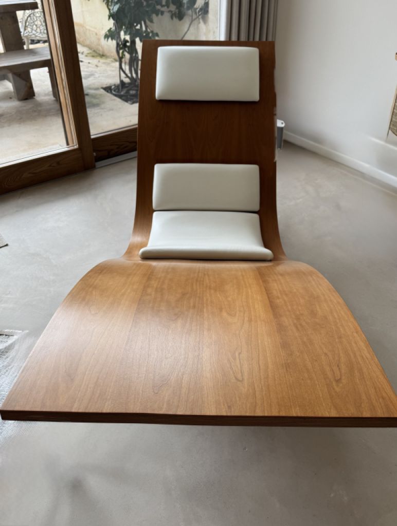 Tumbona de diseño en madera maciza