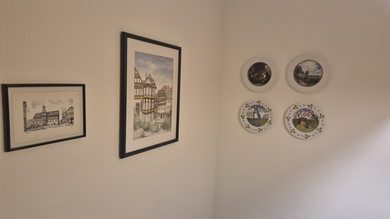 Diverse Bilder und Wandteller abzugeben
