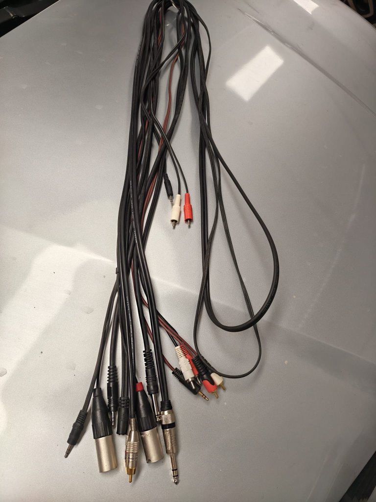 Diverse Kabel XLR, Chinch, Jack, verschiedene Längen und Adapter