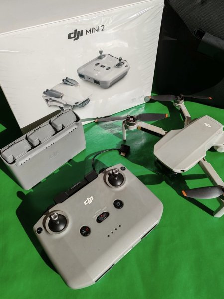 DJI Mini 2 Fly More Combo  Top-Zustand, OVP, nur 1,26 h Flugzeit