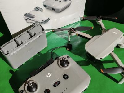 DJI Mini 2 Fly More Combo  Top-Zustand, OVP, nur 1,26 h Flugzeit