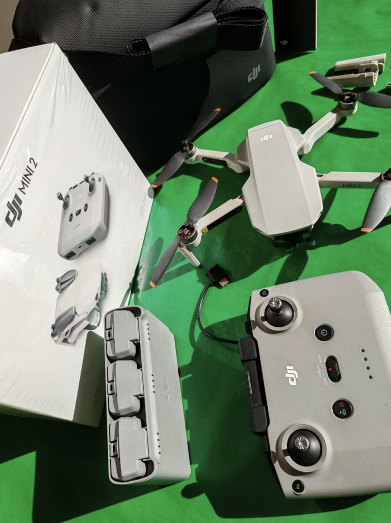 DJI Mini 2 Fly More Combo  Top-Zustand, OVP, nur 1,26 h Flugzeit