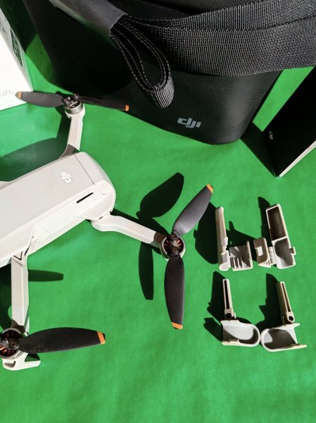 DJI Mini 2 Fly More Combo  Top-Zustand, OVP, nur 1,26 h Flugzeit