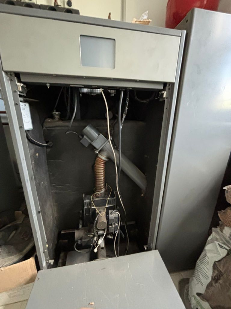 Caldera de pellets Domusa + silo con alimentación automática por tornillo