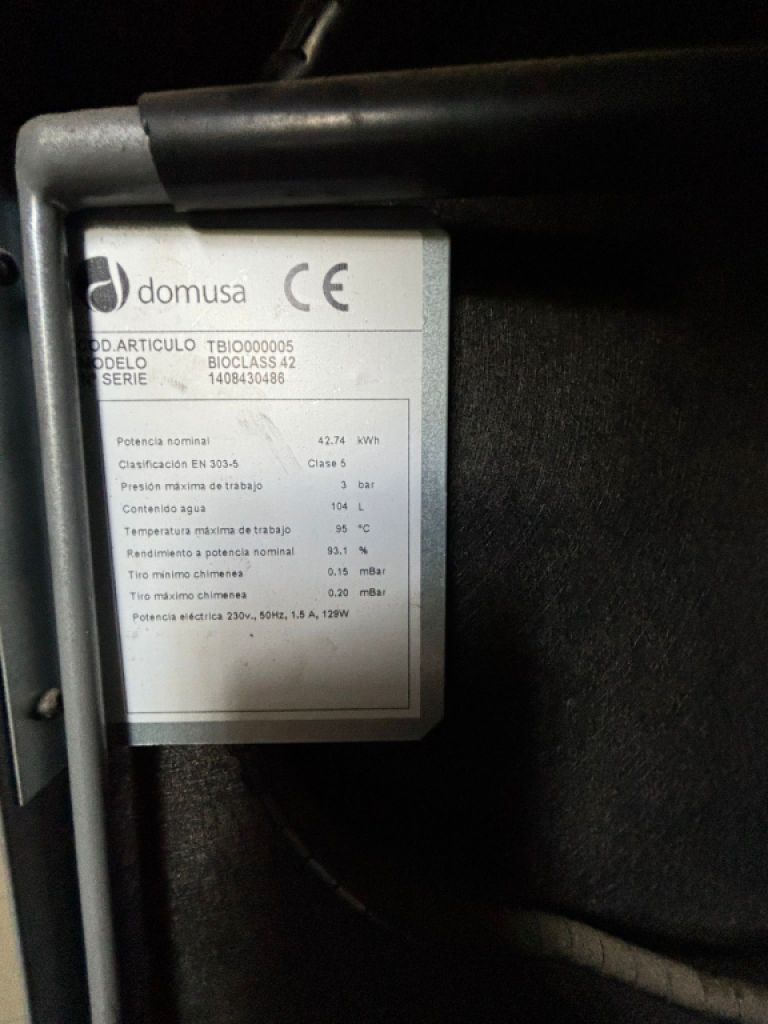 Caldera de pellets Domusa + silo con alimentación automática por tornillo