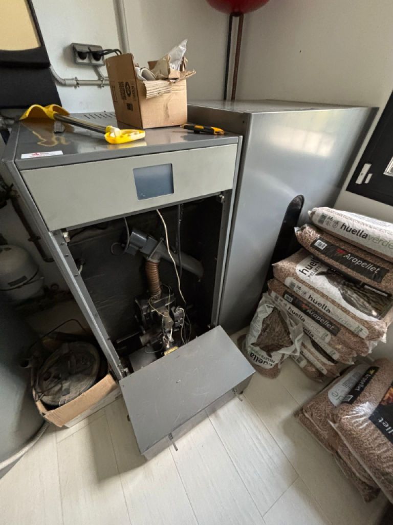 Caldera de pellets Domusa + silo con alimentación automática por tornillo