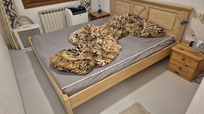 Doppelbett mit Matratzen zu verschenken