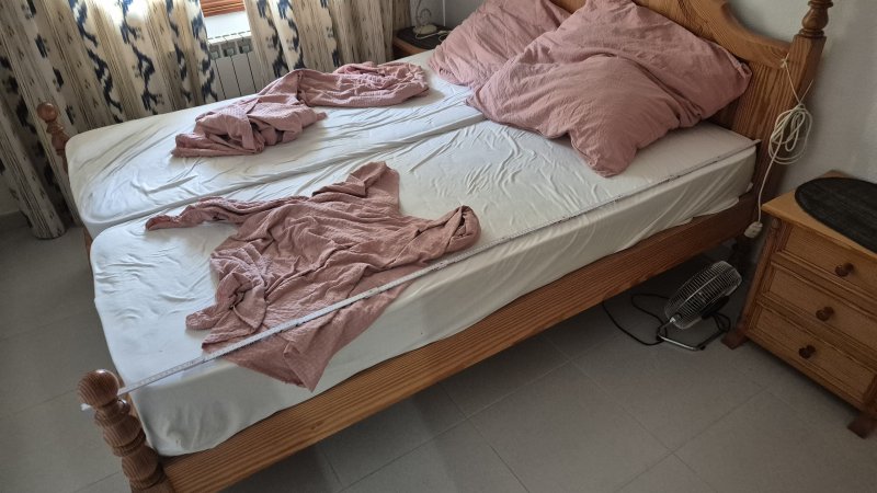 Doppelbett mit Matratzen zu verschenken