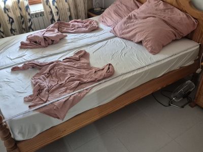 Doppelbett mit Matratzen zu verschenken