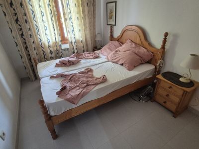 Doppelbett mit Matratzen zu verschenken