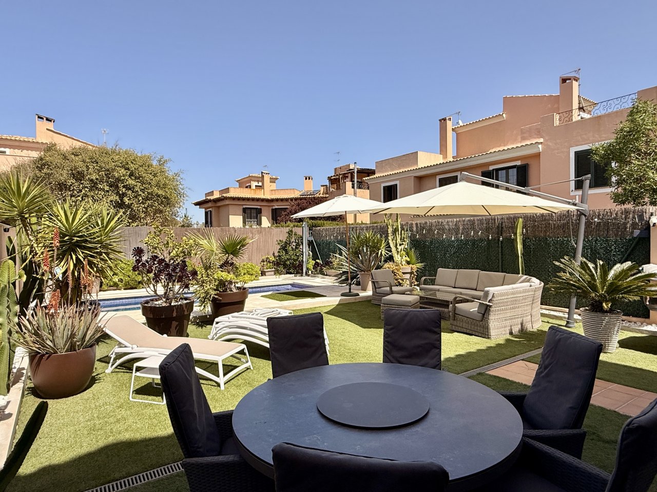 Doppelhaushälfte mit schönem Garten und Swimmingpool zu verkaufen