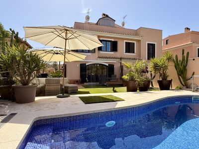Doppelhaushälfte mit schönem Garten und Swimmingpool zu verkaufen