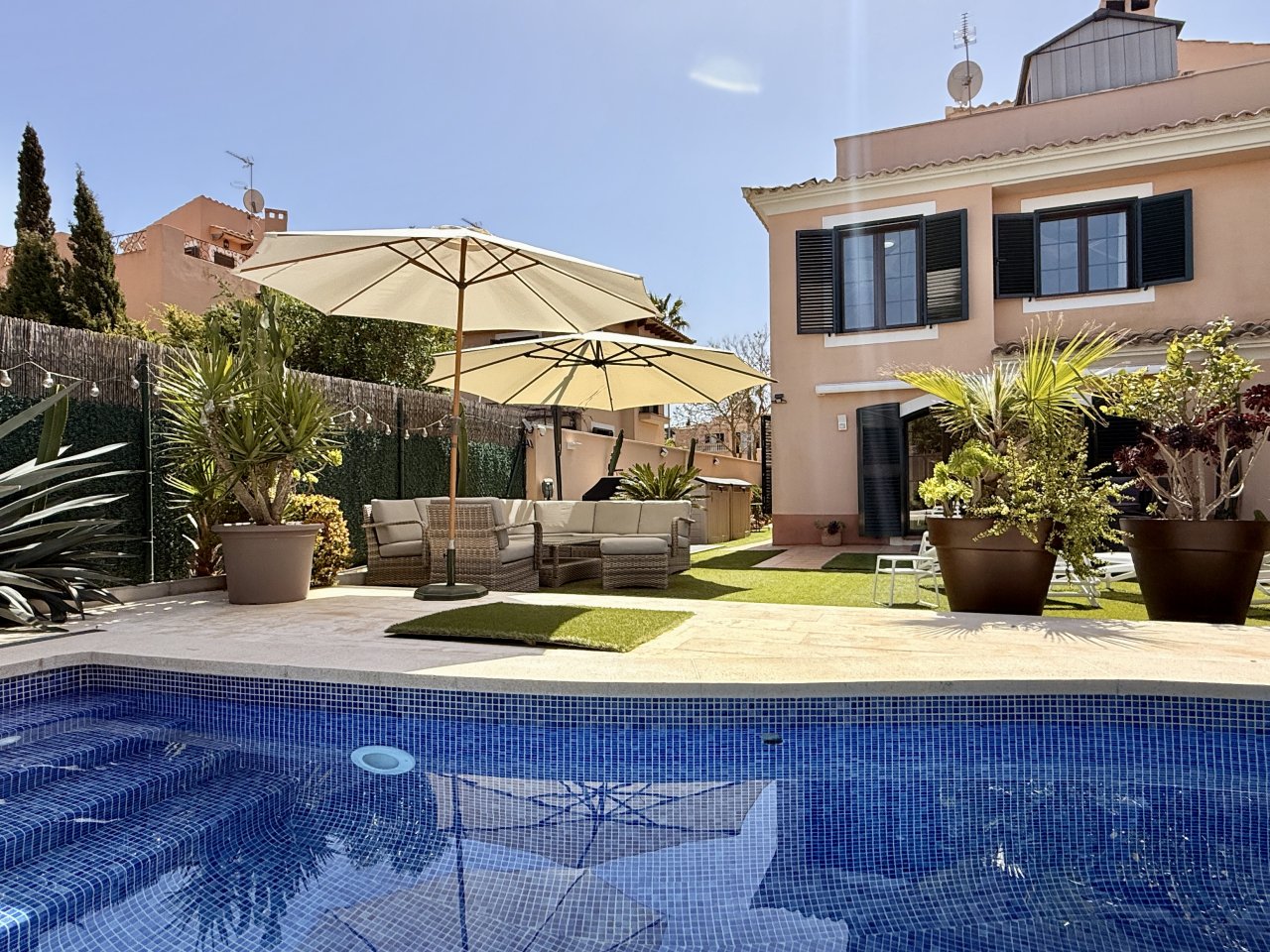 Doppelhaushälfte mit schönem Garten und Swimmingpool zu verkaufen