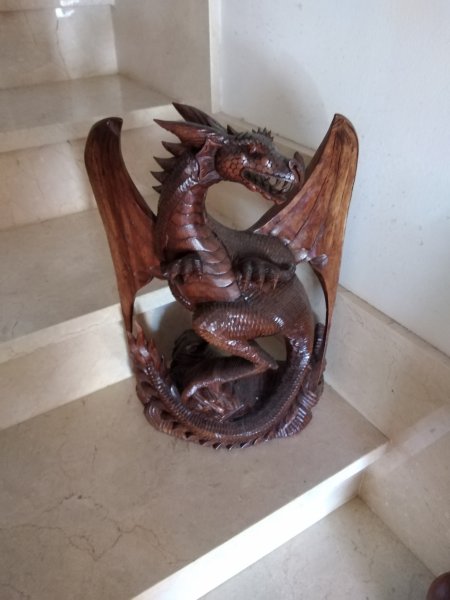 Drachenfigur aus dunklem Holz