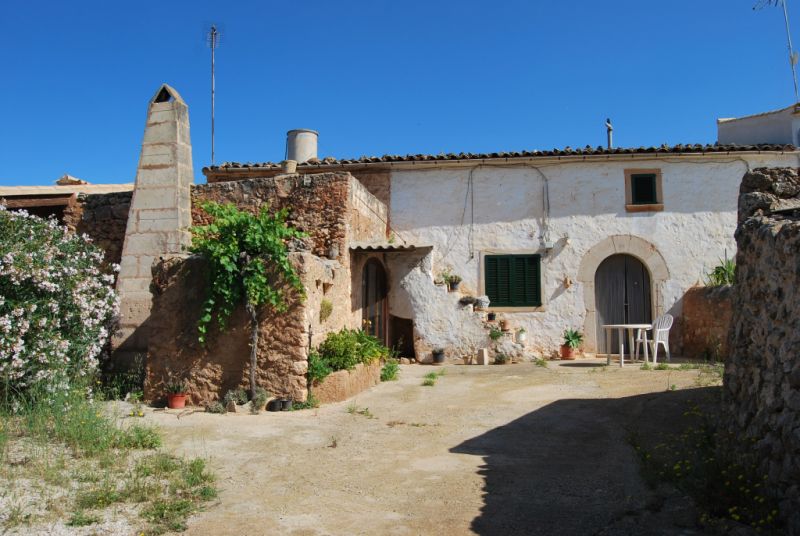 Single-storey finca with 4 bedrooms, unfurnished, pool, fireplace near Alqueria Blanca-Santanyi ---F