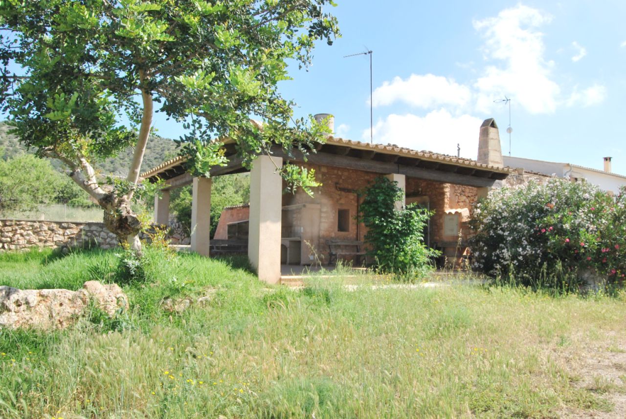 Single-storey finca with 4 bedrooms, unfurnished, pool, fireplace near Alqueria Blanca-Santanyi ---F