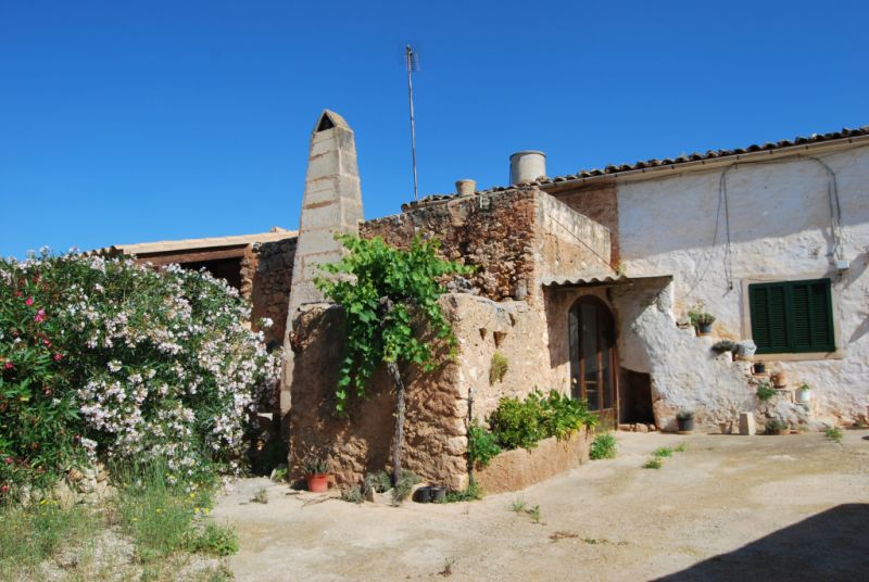Single-storey finca with 4 bedrooms, unfurnished, pool, fireplace near Alqueria Blanca-Santanyi ---F