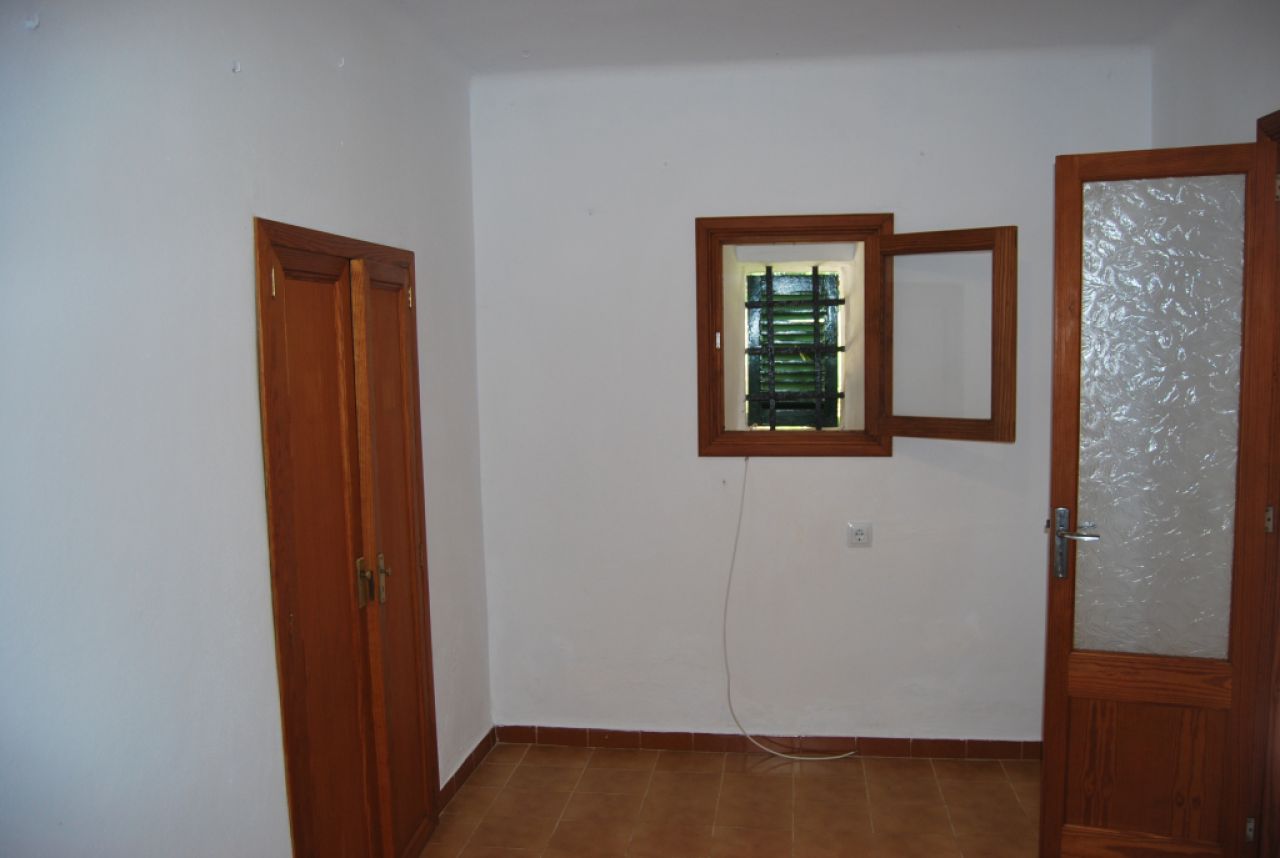 Single-storey finca with 4 bedrooms, unfurnished, pool, fireplace near Alqueria Blanca-Santanyi ---F