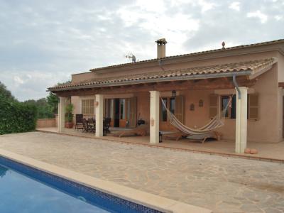 Ebenerdige Finca mit Garage, Pool und traumhaftem Ausblick - Campos - Santanyi