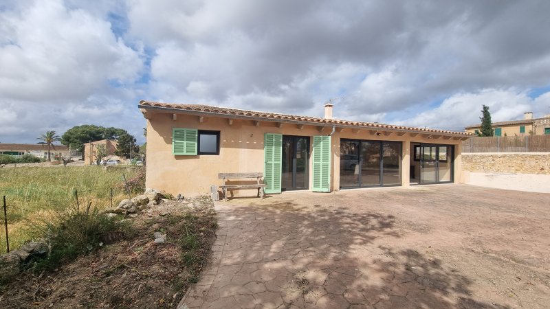 Ebenerdige, sanierte Finca mit Traumausblick am Ortsrand von Cas Concos -- F 56