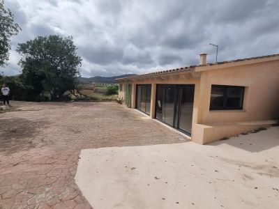 Ebenerdige, sanierte Finca mit Traumausblick am Ortsrand von Cas Concos -- F 56