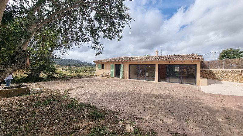 Ebenerdige, sanierte Finca mit Traumausblick am Ortsrand von Cas Concos -- F 56