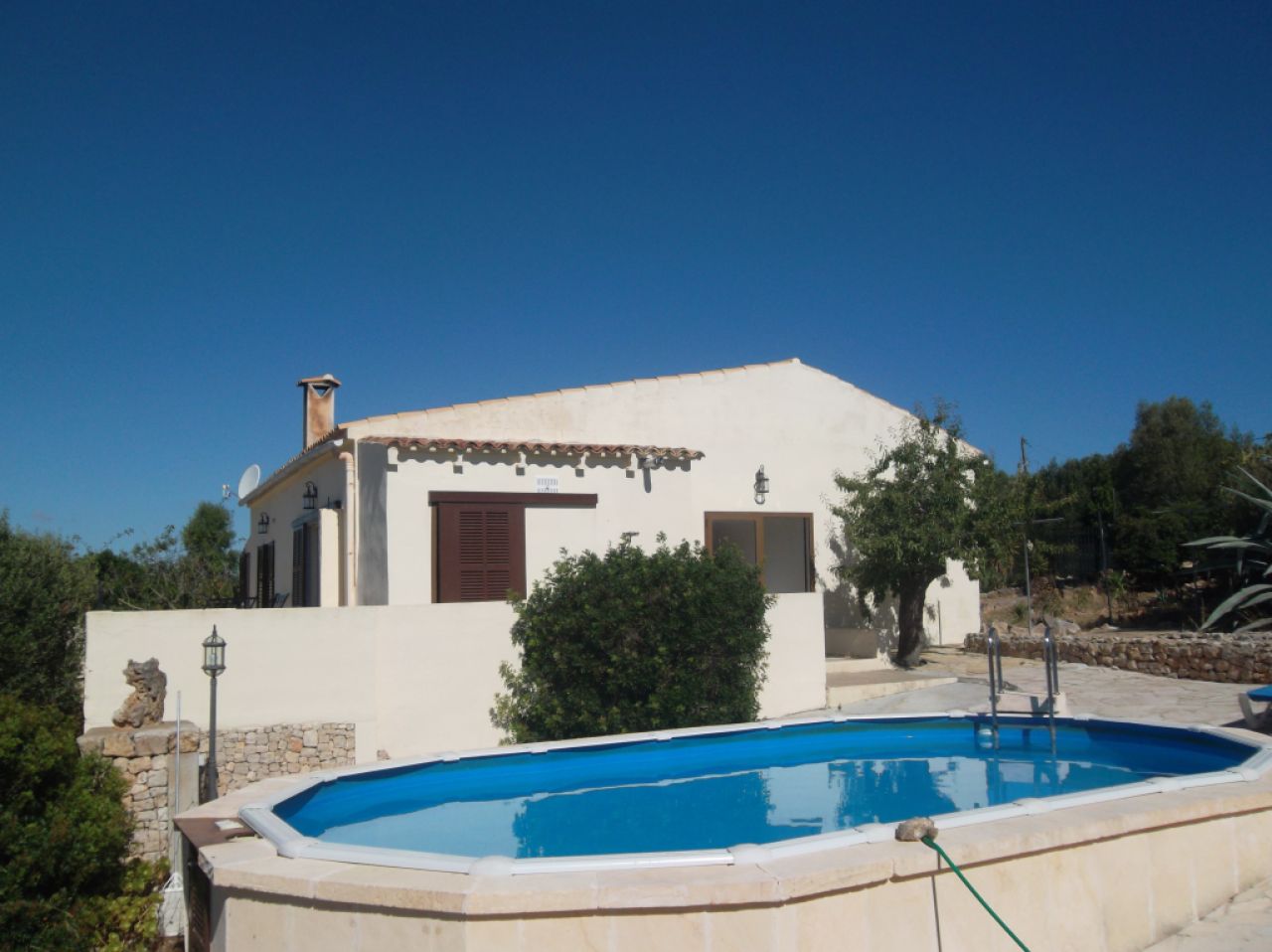 Chale a nivel del suelo con piscina, calefacción y vistas al mar cerca de Son Carrió -- CH 63