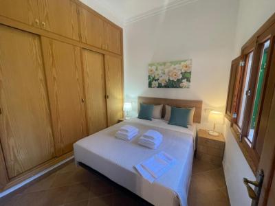 Ground-level chalet with garden, holiday license and sea view in Cala Figuera -- CH 48
