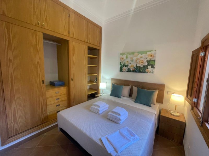 Chalet de una sola planta con jardín, terraza y vistas al mar en Cala Figuera-- CH 48