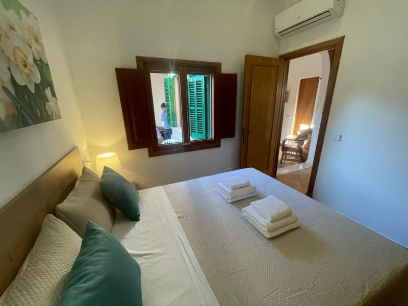 Chalet de una sola planta con jardín, terraza y vistas al mar en Cala Figuera-- CH 48