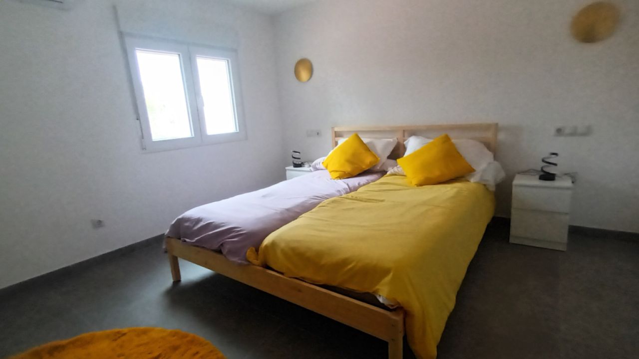 Ebenerdiges und modernes Chalet mit 5 Zimmern in Cala LLombards -- CH 20