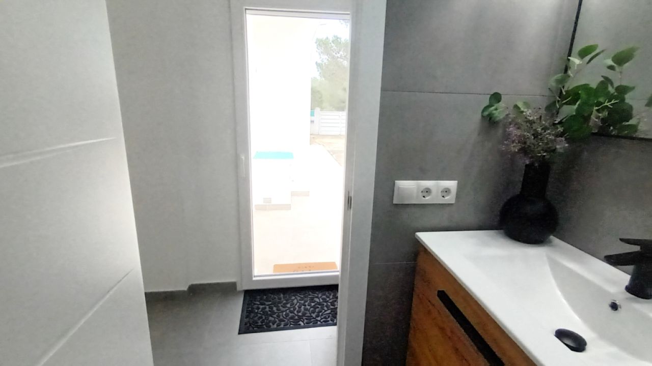 Ebenerdiges und modernes Chalet mit 5 Zimmern in Cala LLombards -- CH 20