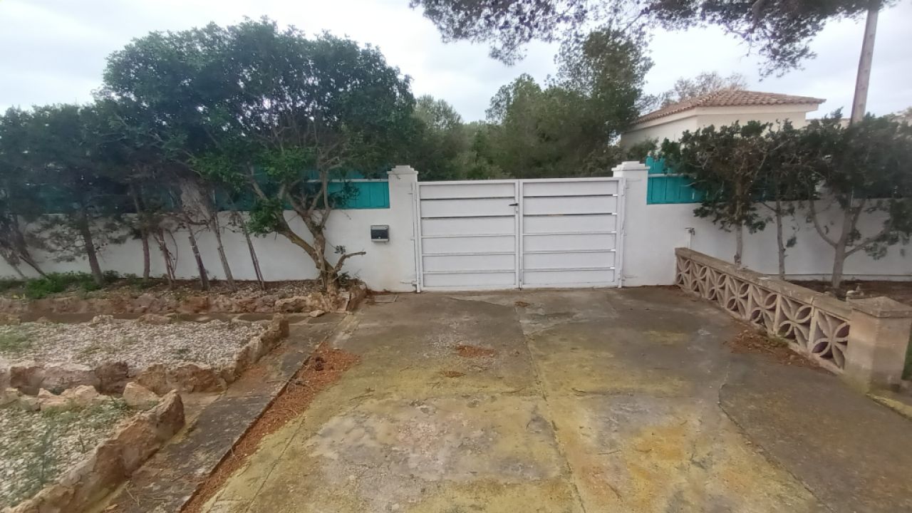 Ebenerdiges und modernes Chalet mit 5 Zimmern in Cala LLombards -- CH 20