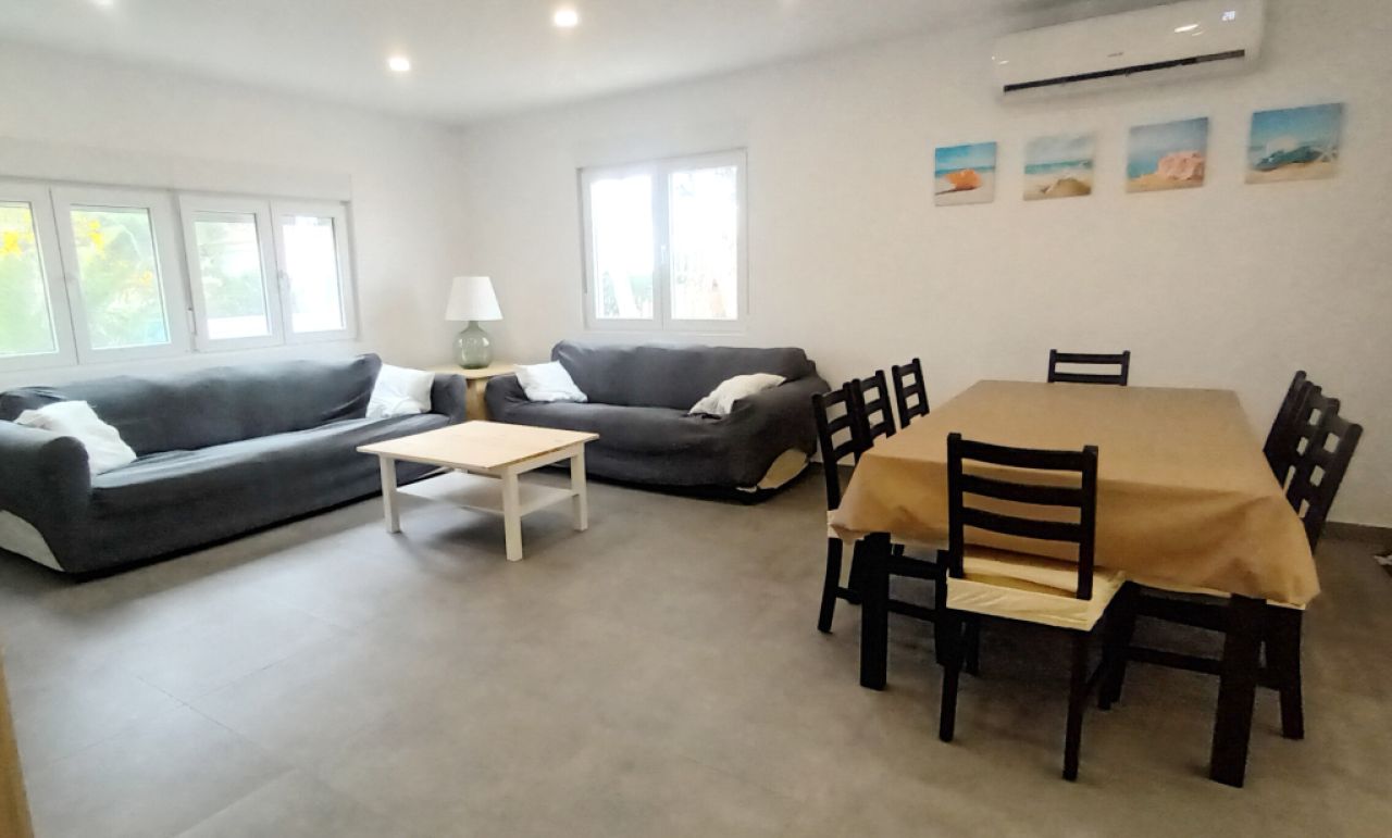 Ebenerdiges und modernes Chalet mit 5 Zimmern in Cala LLombards -- CH 20