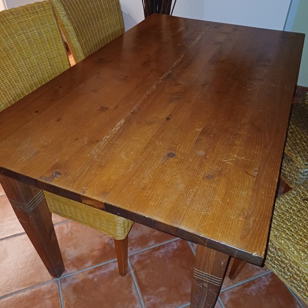 Mesa de madera maciza + 4 sillas