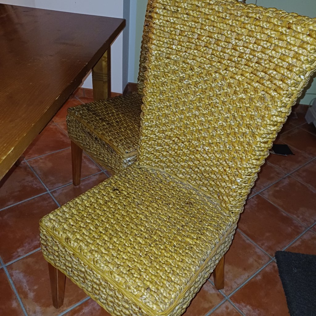 Mesa de madera maciza + 4 sillas