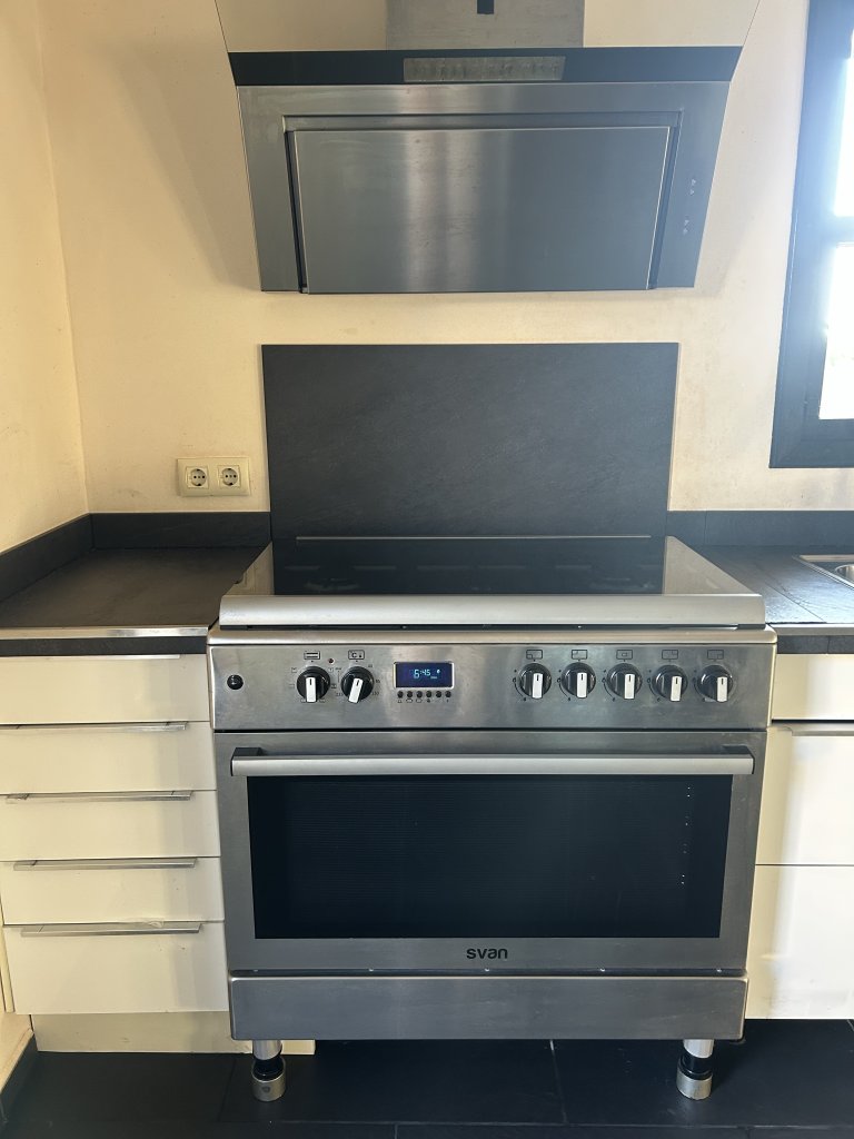 Edelstahl Gasherd / Backofen elektrisch 90 cm breit mit Grillspieß - Top Zustand