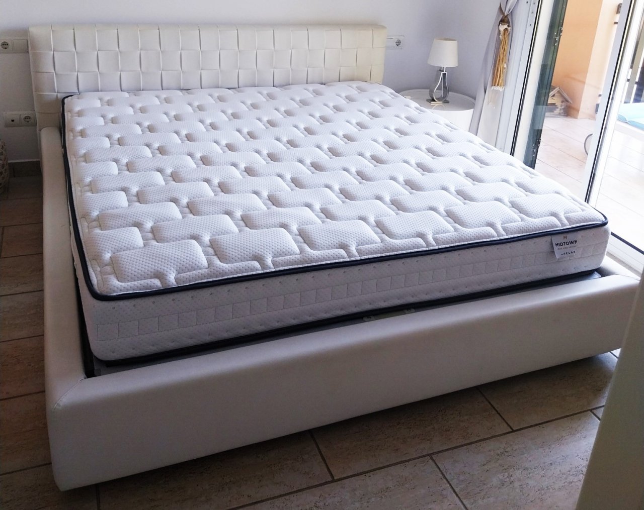 Edles weisses Ottomanenbett