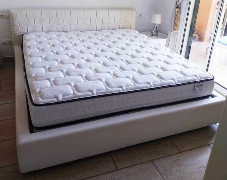 Edles weisses Ottomanenbett