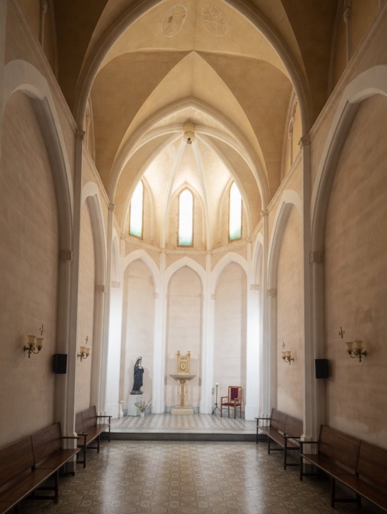 Unique stately building of conventual origin with an exceptional courtyard and Gothic chapel.